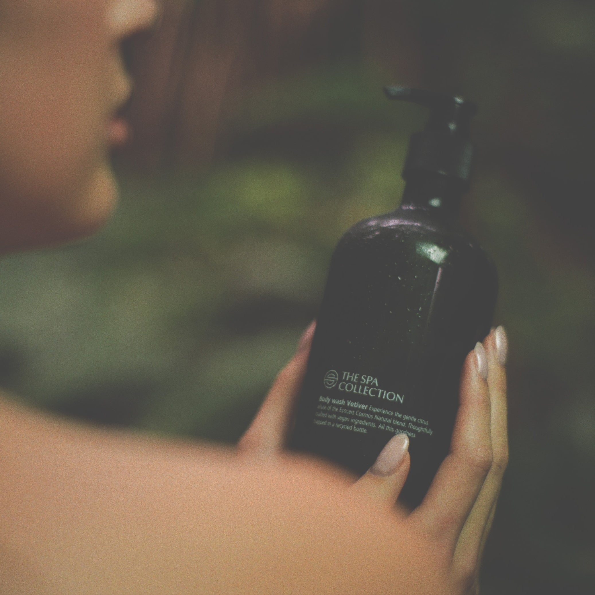 Body wash Vetvier held in hands by model